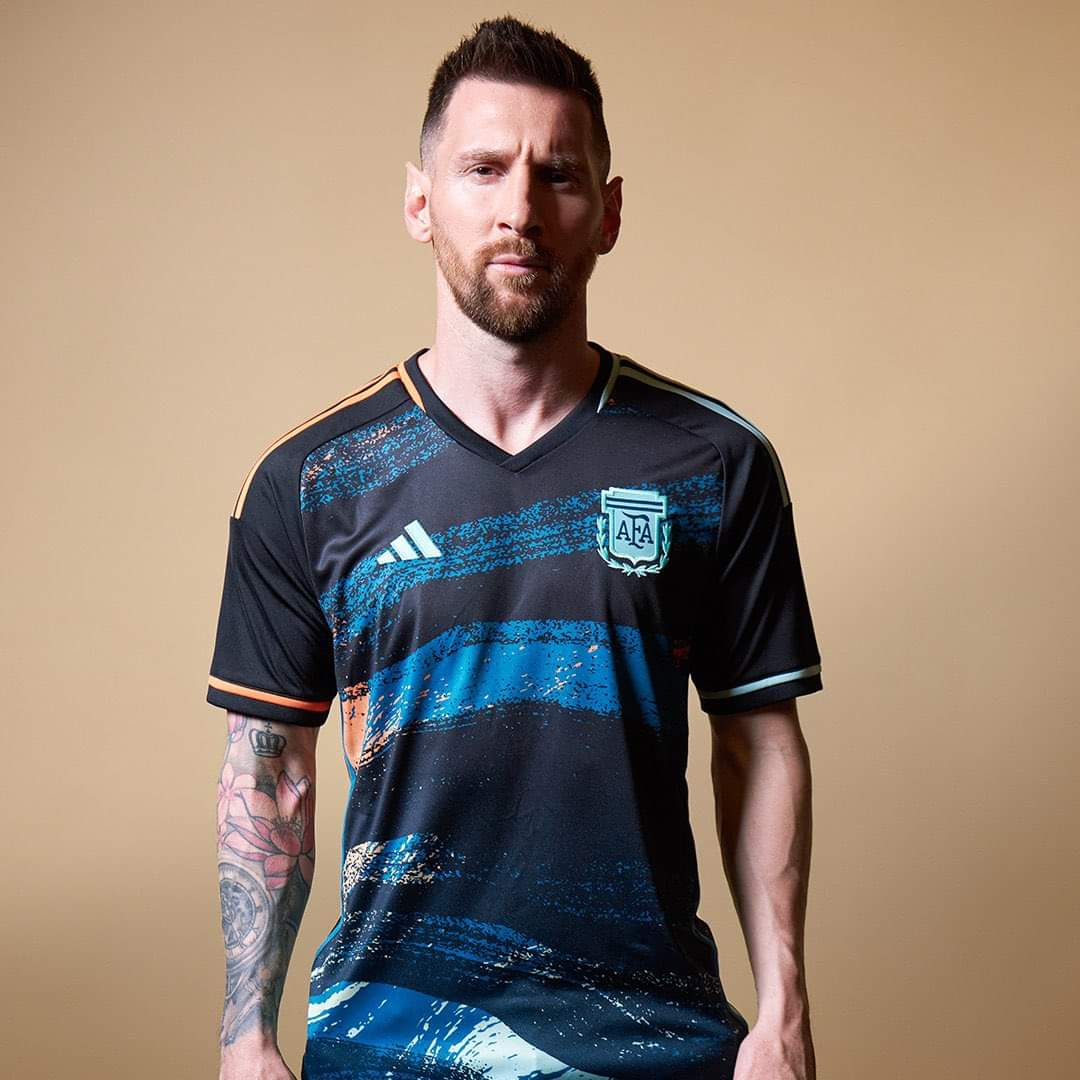 ليونيل ميسي" يرتدي قميص منتخب الأرجنتين للسيدات دعما لمشاركتهن بكأس العالم 🐐🇦🇷