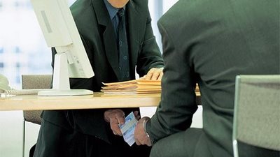 9 رشاوي هزت عرش العالم