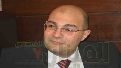 محافظ «المركزى» فى ورطة بسبب تصريحاته.. «الحكيم»: التعويم نقل «السوق السوداء» للبنوك.. «خزيم»: القضاء علي«الموازية» يتطلب توفير الدولار.. و«الصرافات»: نبيع ونشترى بشكل طبيعى