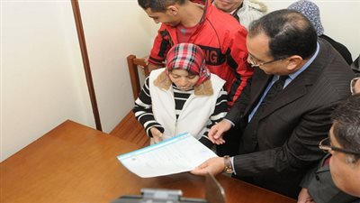 بالصور.. وزير الإسكان يسلم «فتاة العربة» شقتها بالإسكندرية