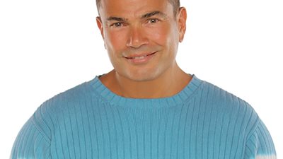 شاهد.. «عمرو دياب» مع سيارته الجديدة 