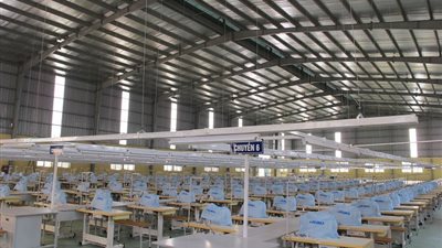 «زنانيرى»: 50 % من مصانع الملابس الجاهزة توقفت عن العمل