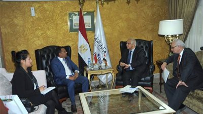 «النقل» تبحث مساهمة سنغافورة في إعداد مخطط استراتيجي للموانئ المصرية 