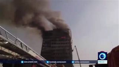 بالفيديو.. مقتل 20 عنصر إطفاء تحت أنقاض برج «بلاسو» بايران