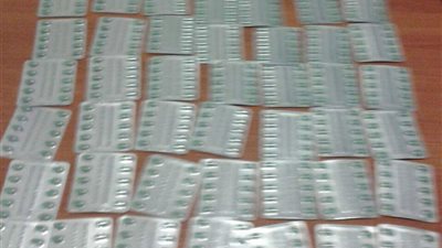 بالصور.. ضبط 625 قرصا مخدرا قبل تهريبها بمطار القاهرة