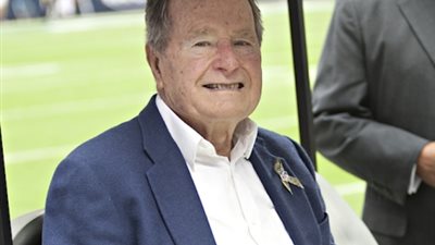 صحة «بوش الأب» تتحسن.. والأطباء: «إنه حقًا رجل قوي»