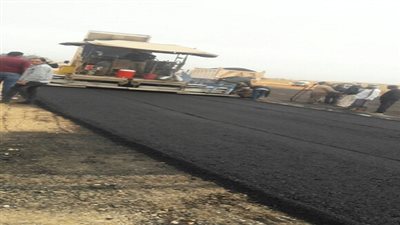 «الأسفلت» يدخل الطرق الداخلية بالعاصمة الإدارية الجديدة