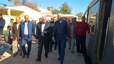 بالصور.. وزير النقل يتفقد محطة السكة الحديد بأسوان