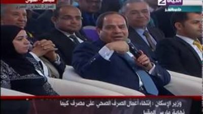 بالفيديو.. شاب ينتقد المحافظ والحكومة فى حضرة السيسي 