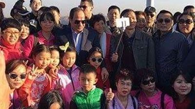 الصور.. شاهد جولة السيسي فى أسوان ومقابلة السائحين 