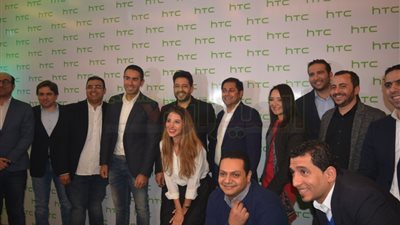 بالصور | «حماقي» يحتفل مع «HTC» بإطلاق هواتفها الجديدة