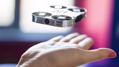 هاتف يتحول إلى طائرة بدون طيار.. بالفيديو