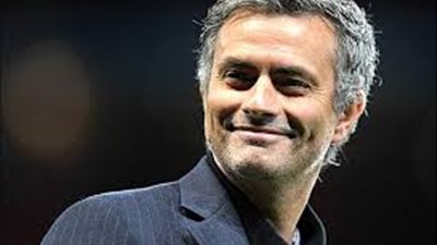 صورة جوزيه مورينهو نائما داخل سيارته بعد التدريب