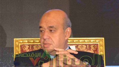 مصدر: وزير السياحة مستمر في منصبه