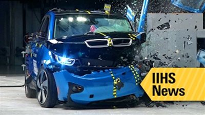 بالفيديو.. «تسلا S» تفشل فى تخطى اختبار «معايير السلامة»