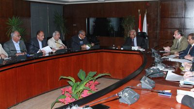 وزير النقل يجتمع بـ «الإنتاج الحربي» والقابضة لبحث تطوير السكك الحديد