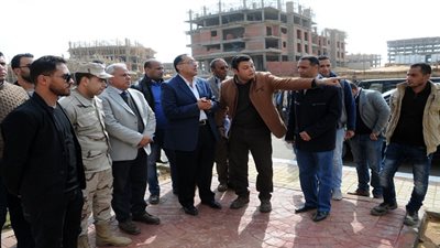 «وزير الإسكان» يوجه بسرعة توصيل المرافق لمشروع «بيت الوطن»