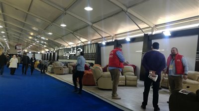 رواد «فيرنكس» يطالبون بمد فترة المعرض