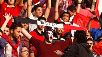 بالفيديو..الجماهير تستقبل «المنتخب» بمطار القاهرة بـ«الورود»  