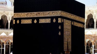 شاهد بالتفاصيل.. محاولة لإحراق الكعبة الشريفة