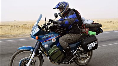 «علي عبده» يسجل رقما قياسيا جديدا في «أطول مسافة قيادة موتوسيكل»