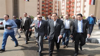 بالصور.. وزير الإسكان يوقف زيارته بالمنوفية لإسعاف مصاب بحادث مروري