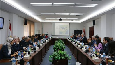 وفد بريطاني يبحث فرص الاستثمار في المنطقة الاقتصادية بالقناة