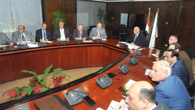 «النقل» تناقش استثمار الأراضي السكك الحديدية