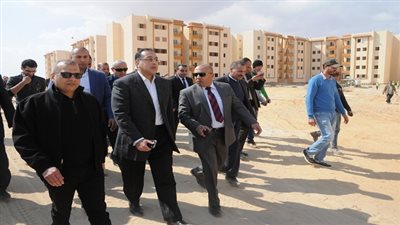بالصور| وزير الإسكان يتفقد تنفيذ 5000 وحدة بـ«السادات»