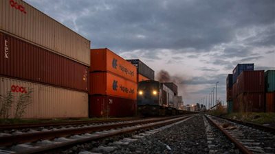 قاطرات جنرال إلكتريك تنقل 120 حاوية لشركة ميرسك الدولية 