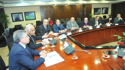 جلال سعيد يناقش نقل السلع التموينية في أخر اجتماع له بالوزارة