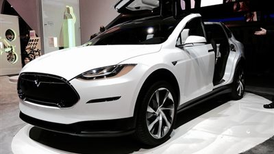 «تاكسي دبي» يضم 200 سيارة «تيسلا» كهربائية