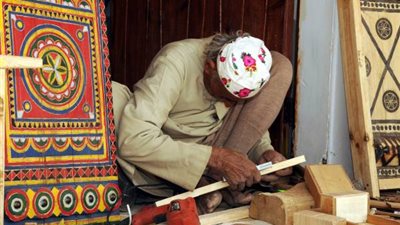 «الحرف اليدوية» تناقش نقص الخامات من الورش 