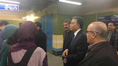 بالصور.. وزير النقل الجديد يتفقد عدداً من محطات الخط الثالث للمترو 