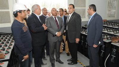 وزير الإسكان يُعنّف مدير محطة مياه الفسطاط لسوء نظافتها