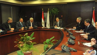 وزير النقل ينتقد المستوى المحقق بمشروعات هيئة السكك الحديدية