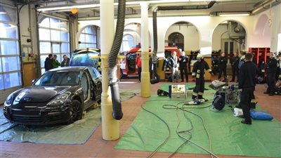 شاهد.. بورش تتبرع بسيارة «باناميرا» لفريق إنقاذ حرائق