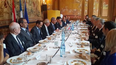 «الصناعة» تطلب الاستفادة من الخبرة الفرنسية في السيارات 