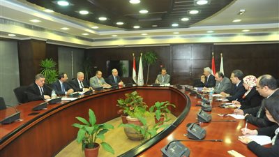 هشام عرفات يلتقي قيادات النقل البحري ورؤساء الموانئ