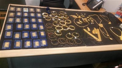 جمارك مطار برج العرب تحبط تهريب مشغولات ذهبية