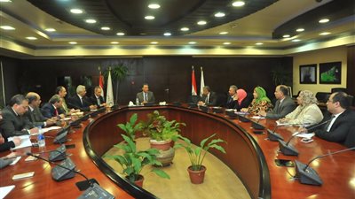 «عرفات» يناقش زيادة النقل عبر نهر النيل