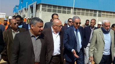 بالصور.. وزير التجارة في جولة مفاجئة بمدينة الجلود بالروبيكي