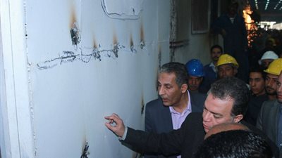 بالصور.. وزير النقل في جولة مفاجئة بمحطات القطار بالجيزة والعياط 