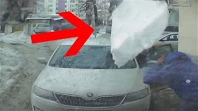 بالفيديو.. لوح ثلج يدمر سيارة سكودا أوكتافيا