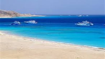 الغردقة تتزين لاستقبال السائحين برصف الطرق 