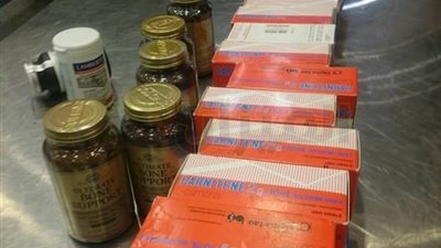 بالصور.. جمارك مطار القاهرة تحبط تهريب 380 أمبول مكملات غذائية