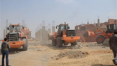 «مدبولي» تنفيذ حملة لإزالة 17 مبنى مخالفًا و25 سورًا بالعبور