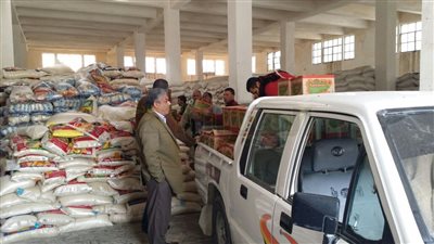 شاهد.. «التموين» تحبط تهريب 2000 زجاجة زيت و760 كيلو سكر للسوق السوداء