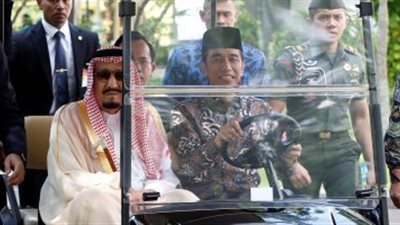 رئيس إندونسيا يقود سيارة جولف بصحبة الملك سلمان