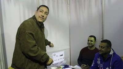 بالصور.. نقيب الصيادلة «يصِّوت» بانتخابات التجديد النصفى